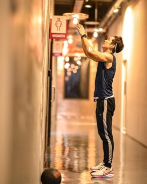 Suriyont Arunwattanakul Instagram - “ Wall Ball 6 Kg.“ เป็นหนึ่งในการ Training ที่ผมชอบที่สุด สำคัญที่ตอนโยนรับบอล ต้องเกร็งแกนกลางลำตัวให้ดี และท่า Squat ต้องเป๊ะ ตอนลง ถึงจะได้ประโยชน์สูงสุด มีผลต่อการส่งบอลขึ้นกำแพงได้ดีขึ้นด้วยครับ HIIT กับ หมอเมย์ @may_samitada ระบบกล้ามเนื้อและระบบหายใจพัฒนาขึ้นทุกครั้งจริงๆครับ ❤️❤️🔥🔥💪💪 @mayclinic.official #ฝึกต่อไปดิวะ #หนักไม่หนักไม่รู้รู้แต่ไม่เคยหยุดจนกว่าจะสุดลมหายใจ  #กลับมาเล่นครั้งนี้ต้องครบไม่งั้นไม่จบ #อย่าได้เบาอย่าได้แผ่ว #เอาไปให้หมดทั้งร่างกายและหัวใจ #workoutmotivation #weighttraining #bodybuilding #leanmuscle #gym #trainhard #workout