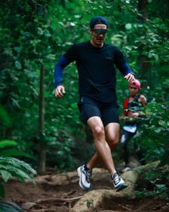 Suriyont Arunwattanakul Instagram - Trailแรก สุดประทับใจกับประสบการณ์ที่ได้รับ  1 มอง ตัดสินใจ มั่นใจ ไป : สายตาและการตัดสินใจต้องรวดเร็ว แม่นยำ 🔥 การเคลื่อนไหวร่างกายต้องลงตำแหน่งแน่น เป๊ะ ในทุกองศา 🔥 มั่นใจ แล้วไปทันที #หรือTrailคือทางของเรา #trail #trailrunning #trails #trailrunner