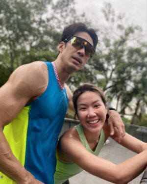 Suriyont Arunwattanakul Instagram - น้องสาวชอบบอกว่า ถ่ายรูปแล้วดูตัวใหญ่ (จริงๆแล้ว ไม่ใหญ่หรอกค่ะ) วันนี้มีจังหวะเฮียจัดให้ เล็กพอมะคะ 😂😂❤️❤️ รักกกกกกกกกก @tyratelling