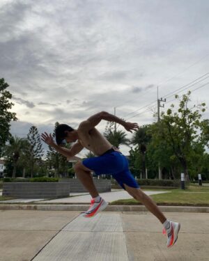 Suriyont Arunwattanakul Instagram - อ่านบทจบ - 15.00 ก็ถึงเวลา Muscle Training - 18.00 ต่อด้วย Cardio Training ฝึก Stretching , Drill , Sprint , Warm up 2 Km. ,Tempo ( 6 km Pace 5.0 ) 🔥🔥🔥🔥 @oakleylifestylethailand #ฝึกต่อไปดิวะ #หนักไม่หนักไม่รู้รู้แต่ไม่เคยหยุดจนกว่าจะสุดลมหายใจ  #กลับมาเล่นครั้งนี้ต้องครบไม่งั้นไม่จบ #อย่าได้เบาอย่าได้แผ่ว #เอาไปให้หมดทั้งร่างกายและหัวใจ #workoutmotivation #weighttraining #bodybuilding #leanmuscle #gym #trainhard #workout