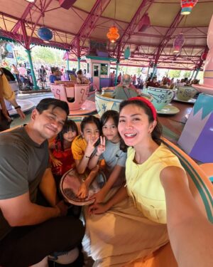 Surya Insomnia Instagram - lesgow pulang ke rumah
.
back to reality? 
.
engga.. kemaren juga reality kok. senyum nya,ketawa nya,capek nya,reality juga 
.
ah 4 princess ini lucu sekali..