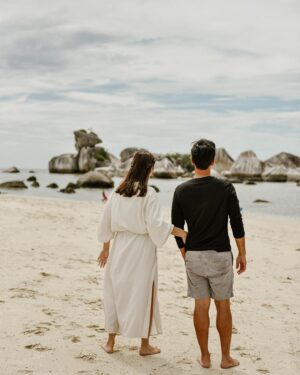 Surya Insomnia Instagram - sayang aku udh sampe studio,sayang aku mulai taping 1,sayang aku besok pake baju apa ya,sayang aku pake celana pendek pantes ga sih?
.
sayang tolong beliin ini dong online,sayang tolong si adek cebok,sayang tolong liatin pager udh aku tutup belom ya,sayang tolong bikinin visa.
.
ah maapin ya aku ngerepotin mulu.. bikin kesel mulu.. 
.
happy december 1st.. ten years and more happiness ahead..
.
you know i love you..