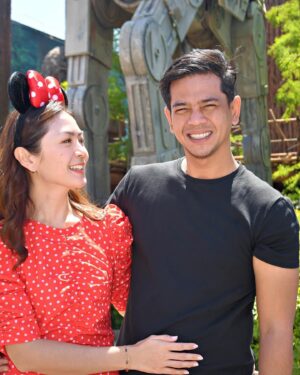 Surya Insomnia Instagram - lesgow pulang ke rumah
.
back to reality? 
.
engga.. kemaren juga reality kok. senyum nya,ketawa nya,capek nya,reality juga 
.
ah 4 princess ini lucu sekali..