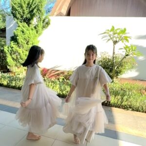 Surya Insomnia Instagram - maafin lahir batin yaa
.
ah baju kami senada sekali bukan
.
elok gitu terlihatnya..
.
ah bisa aja kami

#rayawithMUDA