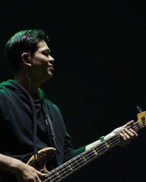 Surya Insomnia Instagram - kadang jadi basser
.
kadang jadi vocaler
.
kadang jadi guitarer
.
padahal ada satu lagi jadi dramis.. dipotong ucup vak..!
.
makasih @andreastaulany @raffinagita1717 @desta80s @dikta udah ngajakin ngeband saya
.
makasih juga @pestapora @kikiauliaucup yang membuat pehelatan bagus banget.
.
.
📷 : @abadiinsan soalnya grady mulai lambat sekarang