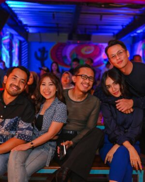 Surya Insomnia Instagram - tentang minggu lalu
.
gw sama @tyararenata sekarang tau.. temen temen kita ternyata sayang sama kita
.
senyum nya mereka itu yg seru.. happy banget liat mereka happy
.
sekali lagi selamat ulang tahun sayang tahun depan lagi sip okeh mantap kita undang chris martin akustikan kalo ama coldplay beda 10 juta kabarnya
.
📷 : @gradykayzel