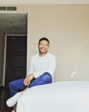 Surya Saputra Instagram - nunggu..adalah bagian dari syuting...
nunggu kelamaan awal dari jadi gila...
😆😆😆😆

mending olahraga trus senyumin ajeee..😆😆😆