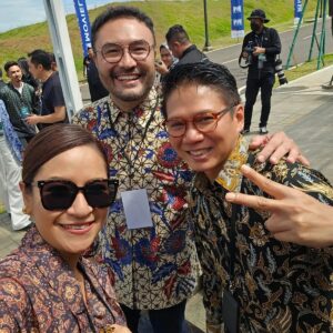 Surya Saputra Instagram - director kami hari ini...😁
sehat2 terus ya pak @jokowi
terimakasih @mnc_pictures dan pak @hary.tanoesoedibjo
sukses untuk @movieland.lido