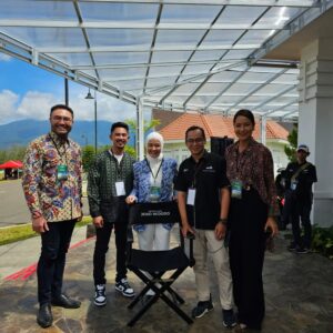 Surya Saputra Instagram - director kami hari ini...😁
sehat2 terus ya pak @jokowi
terimakasih @mnc_pictures dan pak @hary.tanoesoedibjo
sukses untuk @movieland.lido