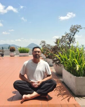 Surya Saputra Instagram - beberapa waktu yg lalu sempet sakit kaki yg nggak pernah di rasain sebelumnya..dan hikmah dari sakit kemarin adalah harusnya merubah pola hidup jadi lebih banyak olahraga..lebih sehat..lebih jaga diri..makan dan istirahat harus sesuai..
bukan hanya buat diri sendiri..tapi juga buat istri dan anak2 di rumah..ayo sehaaattt..
kuncinya komitmen dan konsisten..pasti bisa..