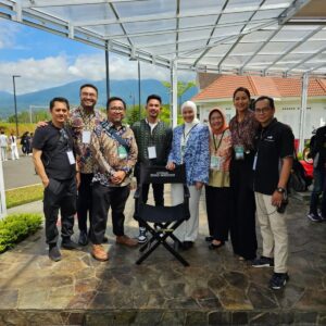 Surya Saputra Instagram - director kami hari ini...😁
sehat2 terus ya pak @jokowi
terimakasih @mnc_pictures dan pak @hary.tanoesoedibjo
sukses untuk @movieland.lido