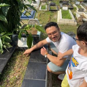 Surya Saputra Instagram - maaf ya pa baru bisa ziarah hari ini ke makam...love you pa