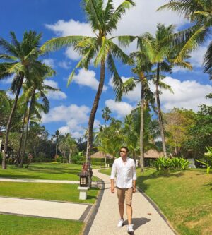 Surya Saputra Instagram - seneng banget bisa libur 2 hari di tempat yg pas banget buat tenang dan bikin nyaman..