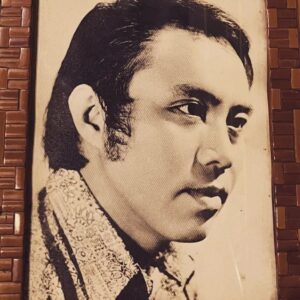 Surya Saputra Instagram - happy fathers day pa..
almarhum papa meninggal waktu saya umur 3 tahun..jadi ingatan akan papa cukup samar..tapi saya menhidupkan sosok papa dari cerita orang2 sekitar papa..
papa,sosok yg luar biasa..ngaji nya bagus..kepribadian nya bagus..tegas..jujur...paling nggak bisa liat ketidakadilan..jago berantem hehehe..dan sayaaaang banget sama keluarga..
i love you pa..