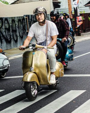 Surya Saputra Instagram - kalo motor nya bisa ngomong udah ngomel kali ya...mas gede amat sih...aku nih wes tua lho..malah ngegendong sampean..hayoh gantian gendongnya..
sunday morning ride..

thank you fotonya: @ngeluhshoot