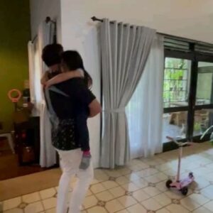 Surya Saputra Instagram - hari ini callingan siang...sebisa mungkin dari pagi ngeluangin waktu buat keluarga sebelum berangkat syuting..dan tadi kk tatjana maksa mau pake baju tulisan nya " i love you daddy"..ah ni anak  bikin papanya🥰🥰🥰🥰 trus tadi bima juga sebelum papa nya berangkat bilang papa aku udah kangen sama papa..🥰🥰🥰