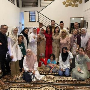 Surya Saputra Instagram - selamat idul fitri semuanya..baru bisa posting sekarang hehehe..maafin kalo ada salah2bya..semoga amal ibadah kita selama bulan ramadhan diterima Allah..dan kita semua dipertemukan kembali dengan ramadhan tahun depan..
