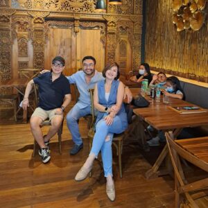 Surya Saputra Instagram - ngumpul sore sama mas @minbrutus di cafe baru nya @brucocafe 
kalo mau bikin jas @brutusrumahmode sekarang bisa sambil ngopi2 dulu..sukses ya mas..