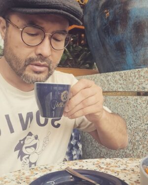 Surya Saputra Instagram - me and my coffee..

nggak tau kenapa setiap hari jadi tanggal 5 juli..gua selalu mellow..jadi mikir dan introspeksi diri..
apa yg sudah dilakukan selama ini.
apa keluarga sudah terpenuhi semua keinginannya dan kebutuhannya
apa yg harus diperbaiki dan di tingkatkan..dll..aaahhh dasar cancer 🤣..

buat semua temen2 yg ngucapin di wa dan di grup wa dll..thank you ya..maaf nggak bisa bales satu2 hehehe..