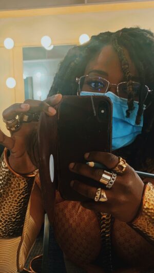 Susan Heyward Instagram - Happy Sunday. Hope you’re relaxing without bleeding. 🩸