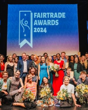 Susan Hoecke Instagram - Lasst uns Fairhalten!! Nur wenn wir fair handeln, kann sich etwas verändern! Bin so dankbar Teil dieser @fairtradede “Bewegung” sein zu dürfen!
Und weil so viele fragen: das Oberteil ist handmade von der wunderbaren @jess.at.home schickt ihr einfach ne DM, dann zaubert sie euch auch Eines💜🧡