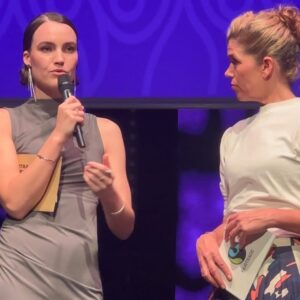 Susan Hoecke Instagram - Lasst uns Fairhalten!! Nur wenn wir fair handeln, kann sich etwas verändern! Bin so dankbar Teil dieser @fairtradede “Bewegung” sein zu dürfen!
Und weil so viele fragen: das Oberteil ist handmade von der wunderbaren @jess.at.home schickt ihr einfach ne DM, dann zaubert sie euch auch Eines💜🧡