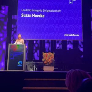 Susan Hoecke Instagram - Lasst uns Fairhalten!! Nur wenn wir fair handeln, kann sich etwas verändern! Bin so dankbar Teil dieser @fairtradede “Bewegung” sein zu dürfen!
Und weil so viele fragen: das Oberteil ist handmade von der wunderbaren @jess.at.home schickt ihr einfach ne DM, dann zaubert sie euch auch Eines💜🧡