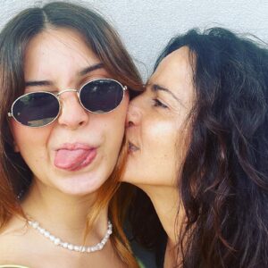 Susana Arrais Instagram - 19💚🍀
Faz hoje 19 anos que nasceu esta minha “boneca de brincar a sério”, como lhe chamo desde sempre.
E o caso está cada vez mais sério 🙄😂
Mas felizmente continuamos a brincar 😎
.
#adorosermãedestaguerreira
#mariaarrais @_mariaarrais_