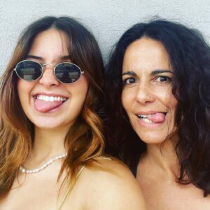 Susana Arrais Instagram - 19💚🍀
Faz hoje 19 anos que nasceu esta minha “boneca de brincar a sério”, como lhe chamo desde sempre.
E o caso está cada vez mais sério 🙄😂
Mas felizmente continuamos a brincar 😎
.
#adorosermãedestaguerreira
#mariaarrais @_mariaarrais_