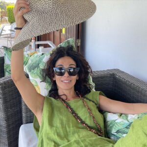 Susana Arrais Instagram - Entrar em férias, depois de quase um ano desde que começaram os ensaios da novela, é mais ou menos como sair do barco, voltar à terra, e ainda andar tudo a balançar.
Mas estávamos mesmo a precisar. 💚🍀
.
#férias #cuidadocomosol #bebamágua