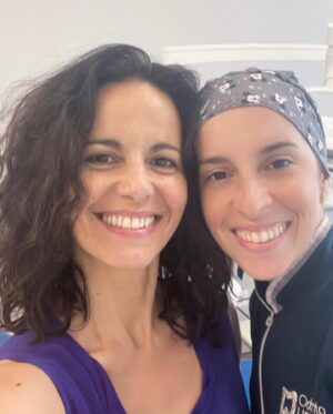 Susana Arrais Instagram - Quando era criança odiava ir ao dentista. Tenho péssimas memórias dos barulhos, dos cheiros e das dores. Tudo era desconfortável.
Infelizmente não tive a sorte de poder ter tratamentos que necessitava e fiquei com um sorriso tímido de vergonha durante anos.
Hoje, depois de descobrir a dupla Lara e Rossana da @odontolisboa, sorrio sem medo. Aliás, sorrio com orgulho.
A saúde oral é tão importante! 

Da Rossana, que com o Invisalign, me deixou os dentes direitos e naturais como eu sonhei, falarei em breve.

Mas nas mãos da Lara, esta dentista com cara e touca de menina, sinto-me tão confiante e tranquila, que chego a adormecer na cadeira 😂 
Juro! Até o barulho da broca não me incomoda. 💪🏽😂
Limpeza feita, sorriso leve e confiante! 💛

@rossana.vieira @laraaguiar83 
@odontolisboa 
#saudeoral #dentistas #sorrisosaudavel #invisalign 
#branqueamento #sorrisonatural