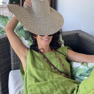 Susana Arrais Instagram - Entrar em férias, depois de quase um ano desde que começaram os ensaios da novela, é mais ou menos como sair do barco, voltar à terra, e ainda andar tudo a balançar.
Mas estávamos mesmo a precisar. 💚🍀
.
#férias #cuidadocomosol #bebamágua