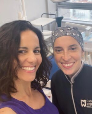 Susana Arrais Instagram - Quando era criança odiava ir ao dentista. Tenho péssimas memórias dos barulhos, dos cheiros e das dores. Tudo era desconfortável.
Infelizmente não tive a sorte de poder ter tratamentos que necessitava e fiquei com um sorriso tímido de vergonha durante anos.
Hoje, depois de descobrir a dupla Lara e Rossana da @odontolisboa, sorrio sem medo. Aliás, sorrio com orgulho.
A saúde oral é tão importante! 

Da Rossana, que com o Invisalign, me deixou os dentes direitos e naturais como eu sonhei, falarei em breve.

Mas nas mãos da Lara, esta dentista com cara e touca de menina, sinto-me tão confiante e tranquila, que chego a adormecer na cadeira 😂 
Juro! Até o barulho da broca não me incomoda. 💪🏽😂
Limpeza feita, sorriso leve e confiante! 💛

@rossana.vieira @laraaguiar83 
@odontolisboa 
#saudeoral #dentistas #sorrisosaudavel #invisalign 
#branqueamento #sorrisonatural