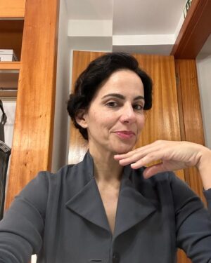 Susana Arrais Instagram - O meu antes e depois em dia de espectáculo. O desafio diário de apertar o meu cabelão. 
Tudo pelo teatro.
Aproveito para dizer que ainda estão a tempo de vir ver este penteado ao vivo, no @teatroaberto. 
#tempestadeainda_teatroaberto #peterhandke #teatro #actriz