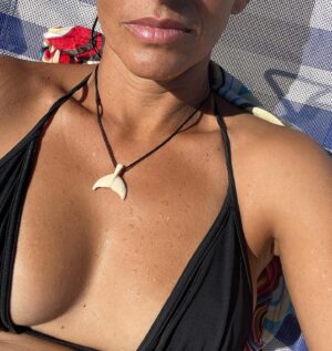 Susana Arrais Instagram - Qual a pergunta que fecha o verão? 
(Só valem questões que a fotografia levanta, naturalmente)
.
#toselfieornottoselfiethatisthequestion #selfiequeen 
#acabou_seoqueeradoce 
#aindaontemestavaláeagorajáestoucá