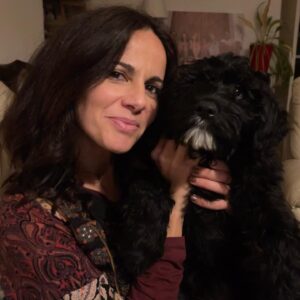 Susana Arrais Instagram - Temos uma nova bebé na família!
É meiga, muito brincalhona, arisca, vivaça e… 
dá abraços 🥹🥰😱
Só nos falta o nome perfeito.
Sugestões?
.
.
#familiaincrível #agorajásomos9🤦🏻‍♀️ #familianumerosa #dogsofinstagram