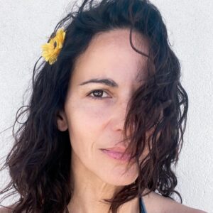 Susana Arrais Instagram - O meu amor trouxe-me um ramo ❤️

Quando era pequena, eu e o meu pai não deixávamos passar este dia sem trazer para casa o ramo mais bonito. Eu não sabia o porquê da tradição mas adorava aquele momento e seus rituais. Só mais tarde fui perguntando o significado, mas para mim, era dia de tradição com o meu pai e isso estava acima de qualquer simbolismo. 
Hoje foi o meu amor que me trouxe o ramo. Adoro que ele o faça. 
Adoro que goste de rituais e tradições como eu. Adoro que tenhamos construído uma família onde já há novas tradições e espaço para as antigas. 

Hoje é dia de alimentar o amor e a esperança em cada família. Por isso hoje partilho o meu ramo com todos, e principalmente com as famílias onde está mais difícil acreditar e ter esperança.

Dia da Espiga, tradição portuguesa celebrada 39 dias depois da Páscoa, comemora-se o Dia da Ascensão, uma festa católica.

Na tradição, na quinta-feira da espiga, pela manhã, apanha-se os vários elementos que compõem o ramo e traz-se para casa, onde se deixa pendurado na porta de casa até ser substituído no ano seguinte, pelo novo ramo.
- As espigas, sempre em número ímpar, são o mais importante do ramo, simbolizando o pão,  o sustento da família e a fecundidade.
- A papoila significa o amor e a vida.
- O malmequer simboliza a riqueza. O branco representa a prata e o amarelo o ouro.
- A oliveira representa a paz e a luz, sendo que esta luz pode ser entendida como sabedoria divina.
- O alecrim de cheiro forte e duradouro, simboliza a força e a resistência.
- Videira traz a alegria.
❤️💛