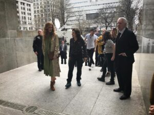 Susanne Bier Instagram - Stood between @nicolekidman and #donaldsutherland - one of my favourite places to be 😘 You can catch #theundoing on @hbo and @hbomax starting tonight at 9pm ET. @undoinghbo