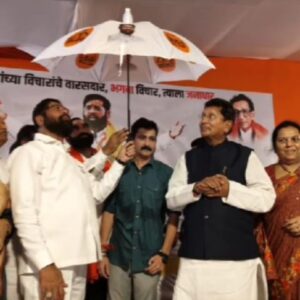 Sushant Shelar Instagram - मुख्यमंत्री एकनाथजी शिंदे यांच्या आदेशाने आणि खासदार डॉ. श्रीकांतजी  शिंदे यांच्या मार्गदर्शनाखाली शिवसेना पक्षाचा सचिव आणि शिव चित्रपट सेनेचे अध्यक्ष सुशांत शेलार यांनी पडद्यामागच्या कलाकारांसाठी  छत्रीवाटपाच्या कार्यक्रमाचे आयोजन नुकतेच केले. हातावर पोट असणाऱ्या कलावंतांना भेट म्हणून छत्री  देण्याचे काम आम्ही आमच्या शिवसेना पक्षातर्फे केले  आहे. 
मुख्यमंत्री एकनाथजी शिंदे आणि  खासदार डॉ. श्रीकांतजी शिंदे यांच्या मार्गर्दर्शनातून भविष्यात अनेक चांगले स्तुत्य उपक्रम राबवण्याचा मानस सुशांत शेलार यांनी यावेळी बोलून दाखविला..!
.
.
#छत्रीवाटप #ekanthshindesaheb #DrShrikantShinde #कलाकार #actors #aplishivsena
#शिंदे_सरकार
#महाराष्ट्रातील_सुवर्णयोग
#जनतेचामुख्यमंत्री
#शिवसेना
#शिवचित्रपटसेना
. 
. 
#sushantshelar
#shivsena #शिवसेना