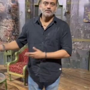Sushant Shelar Instagram - महाराष्ट्राचे लोकप्रिय मुख्यमंत्री श्री. एकनाथजी शिंदे साहेब यांच्या लोकोपयोगी विचारसरणी तसेच शिवसेना पक्षाचे सचिव आणि शिव चित्रपट सेनेचे अध्यक्ष सुशांत शेलार यांनी राम गणेश गडकरी रंगायतन या ठिकाणी ( मास्टरमाइंड ) या नाटकाच्या प्रयोगा दरम्यान तिथे उपस्थित कलाकार आस्ताद काळे , शिवचित्रपट सेनेच्या उपाध्यक्ष अदिती सारंधार यांच्या हस्ते पडध्यामागील कलाकारांसाठी छत्री वाटपाच्या कार्यक्रमाचे आयोजन केले 
.
.
#छत्रीवाटप #jaymaharashtranews #news #anchorjanavi #ekanthshindesaheb #DrShrikantShinde #कलाकार #actors
#aplishivsena
#शिंदे_सरकार
#महाराष्ट्रातील_सुवर्णयोग
#जनतेचामुख्यमंत्री
#शिवसेना
#शिवचित्रपटसेना
. 
. 
#sushantshelar
#Shivsena #शिवसेना