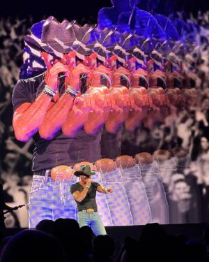 Susie Castillo Instagram - We had us a time at the @thetimmcgraw concert in Nashville last week!!!

I’m not the biggest fan of country music but damn did I have a blast and am now a Tim McGraw fan! My favorite song was “Humble & Kind” (7th slide)🥰

Please send me your recs for country music artists. Who’s your favorite? I’m always on the hunt for awesome music and am giving country a chance finally.

It’s amazing what happens when we just say “yes” in life. Grateful to have experienced this with my sweet friends ❤️🤠

#timmcgraw #standingroomonly #wheninnashville