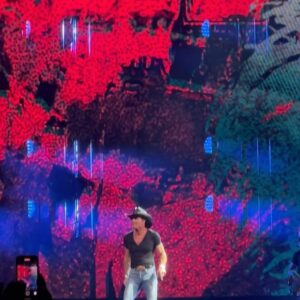 Susie Castillo Instagram - We had us a time at the @thetimmcgraw concert in Nashville last week!!!

I’m not the biggest fan of country music but damn did I have a blast and am now a Tim McGraw fan! My favorite song was “Humble & Kind” (7th slide)🥰

Please send me your recs for country music artists. Who’s your favorite? I’m always on the hunt for awesome music and am giving country a chance finally.

It’s amazing what happens when we just say “yes” in life. Grateful to have experienced this with my sweet friends ❤️🤠

#timmcgraw #standingroomonly #wheninnashville