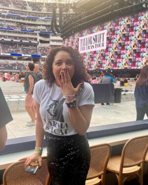 Susie Castillo Instagram - I cannot believe my life last night!!! Not only did I watch @taylorswift perform and live out my #erastour dreams, but we experienced it like ballers at our private table in the @bootsysofistadium suite🙀🙀🙀It was a damn dream!!!

@johnterzian this meant so much and I can’t thank you enough! I was willing to give my right arm to go and didn’t have to lol! What a night to be a #swifty. Thank you! 🫶🏼🫶🏼🫶🏼

#karmaisacat 🐈‍⬛