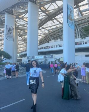 Susie Castillo Instagram - I cannot believe my life last night!!! Not only did I watch @taylorswift perform and live out my #erastour dreams, but we experienced it like ballers at our private table in the @bootsysofistadium suite🙀🙀🙀It was a damn dream!!!

@johnterzian this meant so much and I can’t thank you enough! I was willing to give my right arm to go and didn’t have to lol! What a night to be a #swifty. Thank you! 🫶🏼🫶🏼🫶🏼

#karmaisacat 🐈‍⬛