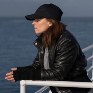 Suzanne Clément Instagram - Le superbe film l’Origine du Mal de Sébastien Marnier , produit par @avenueb_productions et @microscopefilms et distribution @maison4tiers avec l’excellente Laure Calamy et magnifique musique de @pierrelapointe.officiel et @p_bro est toujours en salle au Québec ! Cette photo est de @laurentchampoussin