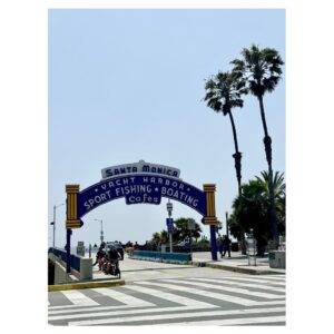 Suzuka Ohgo Instagram - Santa Monica🏝️
Hot Dog on a Stickというアメリカンドッグ屋さんがここにあるのでぜひ食べていただきたい😢レモネードも美味しいです！店員さんが大きな樽でね、昔のお風呂を混ぜる時使う棒みたいなやつでレモンを潰してます(良い例えが見つからなかった😇でも棒の形はぴったりです🤣)🍋ドッグの味はturkey🤤
#LA #santamonica #hotdogonastick #😋