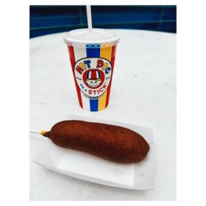 Suzuka Ohgo Instagram - Santa Monica🏝️
Hot Dog on a Stickというアメリカンドッグ屋さんがここにあるのでぜひ食べていただきたい😢レモネードも美味しいです！店員さんが大きな樽でね、昔のお風呂を混ぜる時使う棒みたいなやつでレモンを潰してます(良い例えが見つからなかった😇でも棒の形はぴったりです🤣)🍋ドッグの味はturkey🤤
#LA #santamonica #hotdogonastick #😋