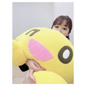 Suzuka Ohgo Instagram - 北海道での撮影中毎回Onちゃんが楽屋で待っていてくれました🌸

いつも畳にいたので抱えてみたけど思ったより大きかった😂
#北海道テレビ #Onちゃん #弁当屋さんのおもてなし