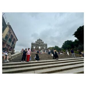 Suzuka Ohgo Instagram - 初マカオ🇲🇴
1. senado square
2. the remains of St. Paul's Cathedral

#macau #🇲🇴 #セナド広場 #聖ポール天主堂跡