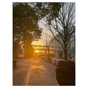 Suzuka Ohgo Instagram - 私の目に映ってた綺麗な夕日は写真に残せなかった😢
それでもパシャパシャした、撮影終わりの帰り道📷
#🌇 #🌆 #頑張ろう #ね